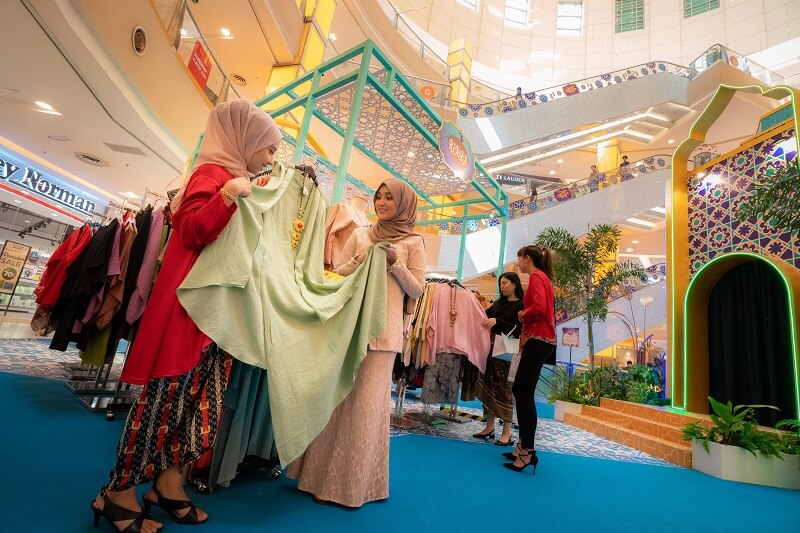 dua wanita shopping raya di Cahaya Raya di Sunway Pyramid