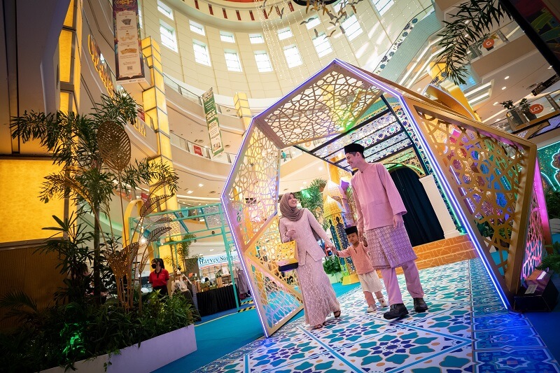 keluarga di Cahaya Raya di Sunway Pyramid