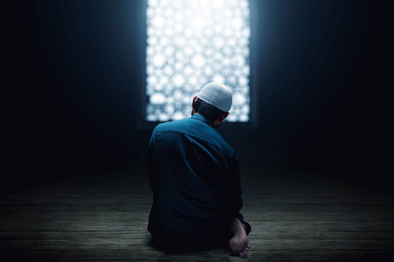 lelaki solat dan membaca doa selepas solat tarawih