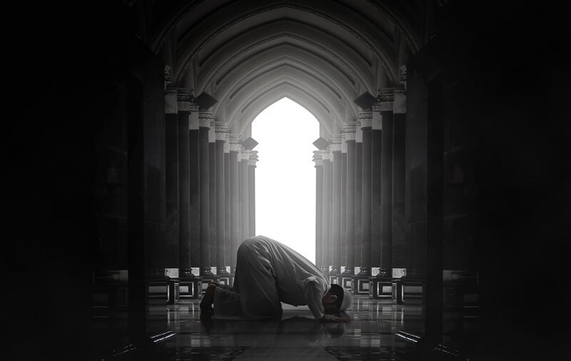 lelaki sujud dan membaca doa selepas solat tarawih