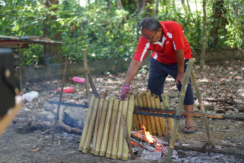 bakar lemang ketika beraya rumah mentua