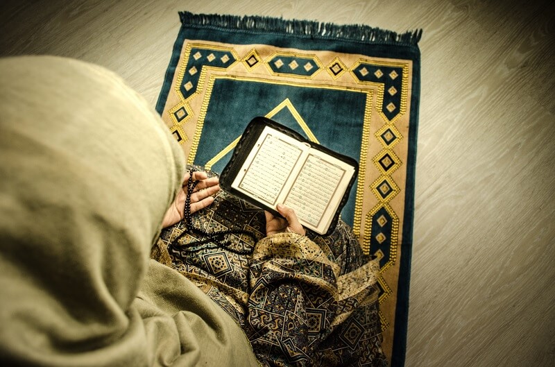 wanita membaca al-quran dan doa rindu seseorang