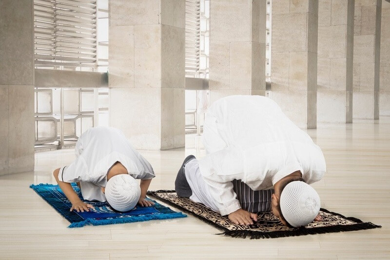 ayah menunaikan ibadah solat berjemaah dengan anak 