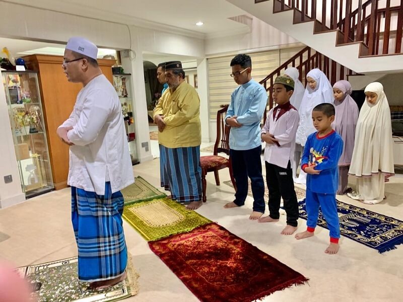 menunaikan ibadah solat berjemaah dengan keluarga di rumah 