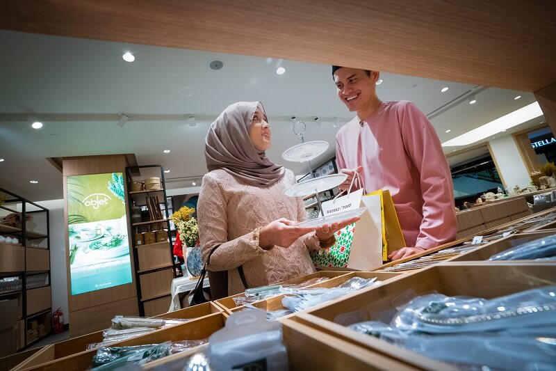 suami isteri berbuka dan mengambil makanan di Sunway Pyramid