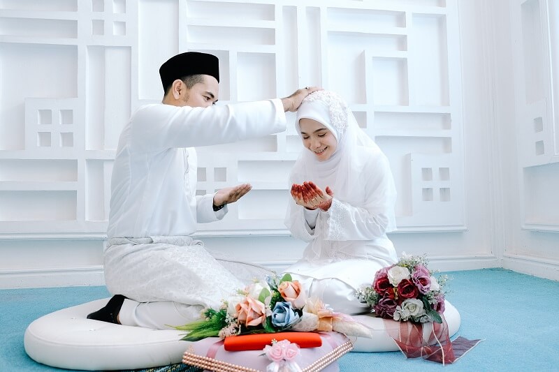 suami membacakan doa untuk isteri