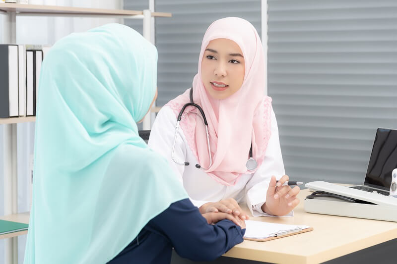 wanita berjumpa doktor untuk melakukan pemeriksaan kesihatan wanita