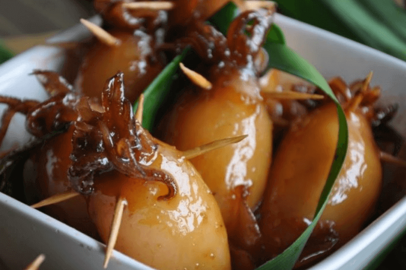 ketupat sotong merupakan jenis ketupat yang popular di Kelantan & Terengganu