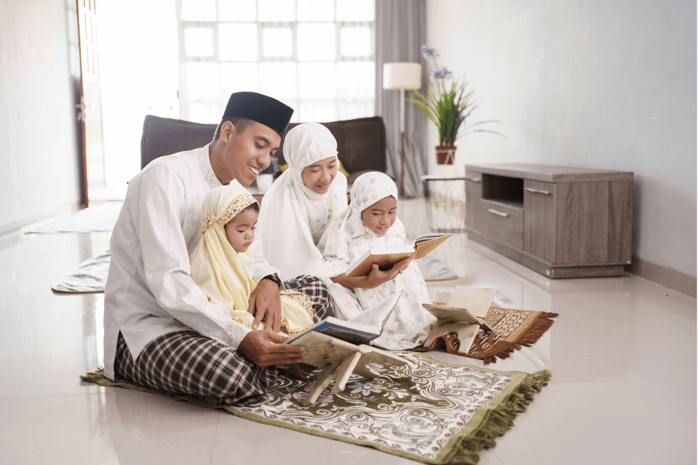 anak-anak membaca al-quran bersama mak ayah