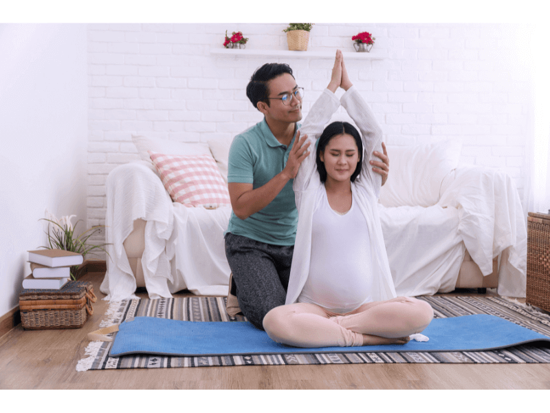 suami membantu wanita hamil untuk kurangkan murung ketika hamil