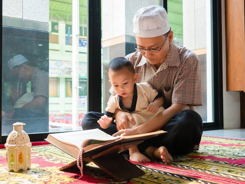 ayah ajar anak mengaji Al-quran