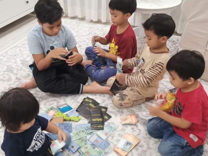 pesanan sebelum pergi beraya - anak-anak kira duit raya di dalam bilik