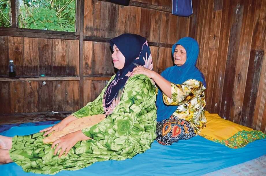 wanita berurut dengan bidan, berpantang selepas bersalin tradisional