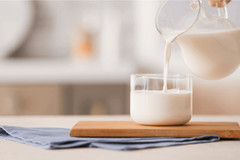susu dituang ke dalam cawan pada hari susu sedunia