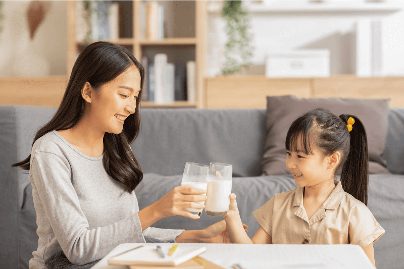 Ibu dan anak minum susu pada Hari Susu Sedunia