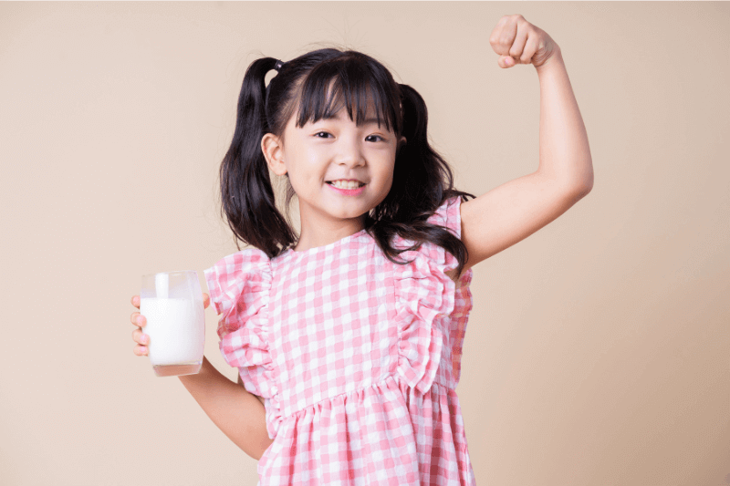 kanak-kanak perempuan minum susu pada hari susu sedunia