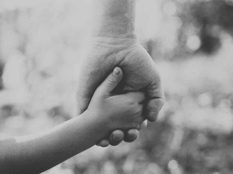ucapan hari bapa -  ayah dan anak berpegang tangan 