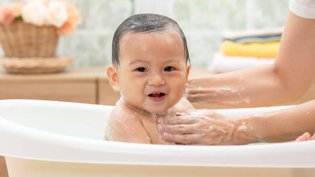 bayi mandi menggunakan tasneem naturel