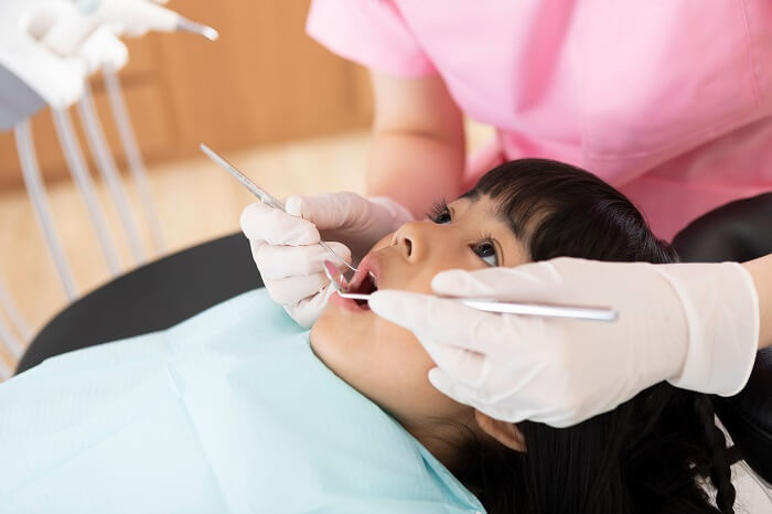 budak perempuan dengan doktor gigi di Klinik Gigi di Taiping