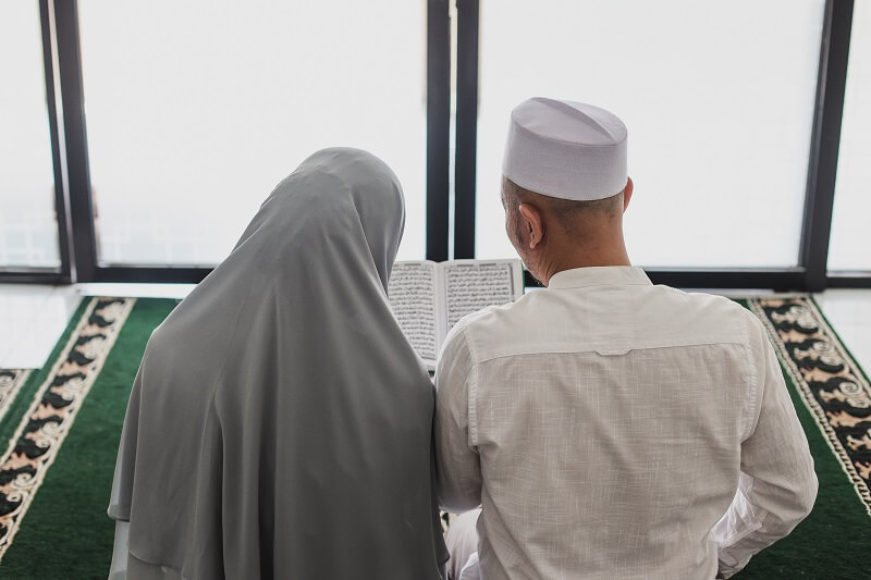 suami isteri membaca al-quran
