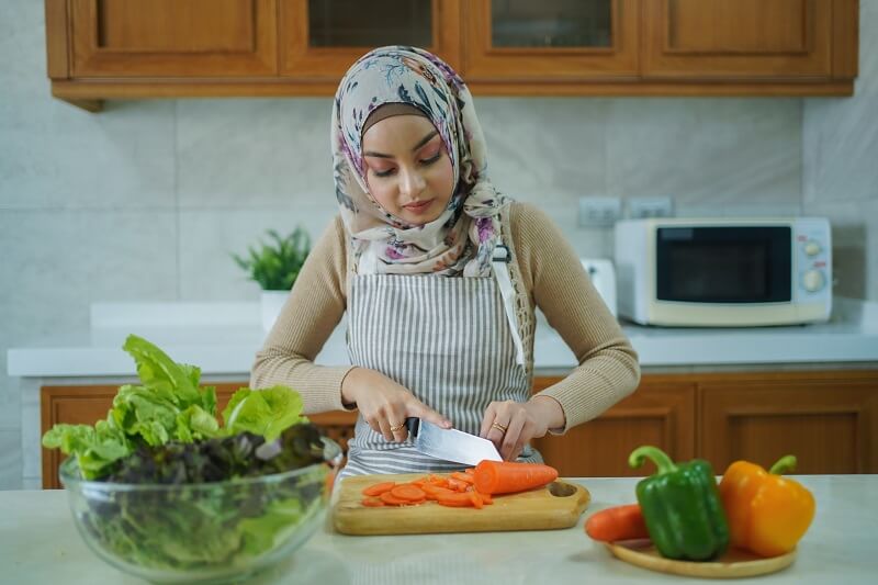 wanita sedang masak