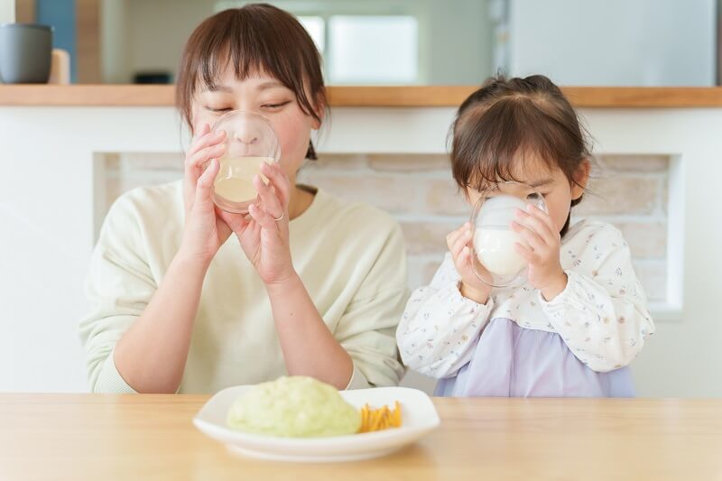 budak perempuan minum susu dari gelas