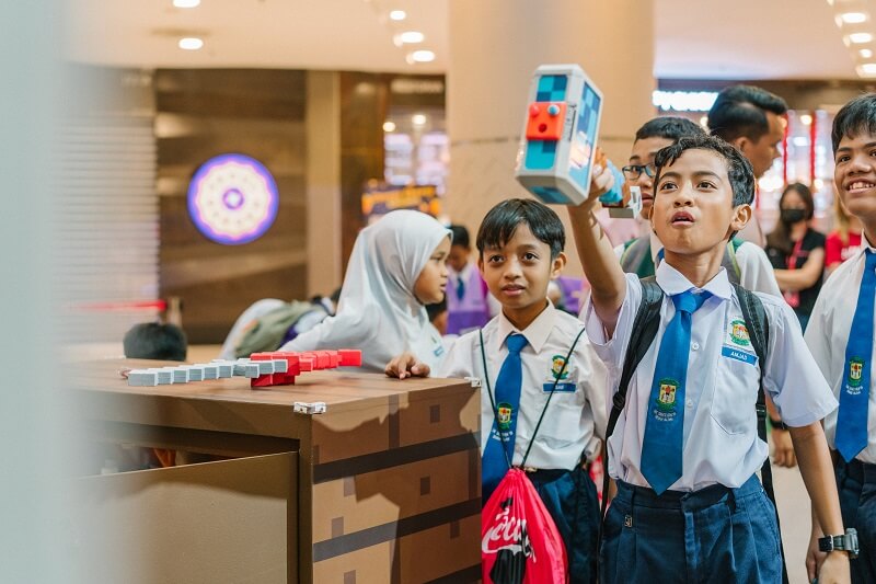 students at minecraft sunway pyramid