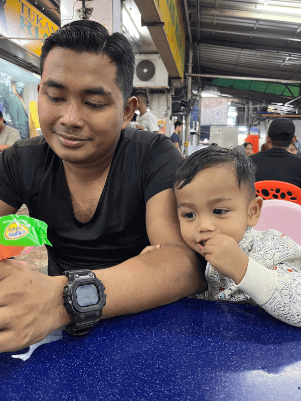 Munir Mansor bersama anak-anak turut kongsikan breastfeeding journey isterinya