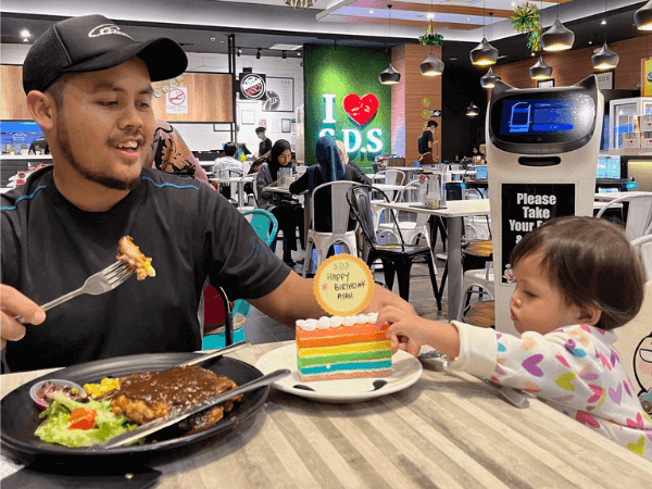 Mohd Harrizan bersama anaknya turut kongsikan breastfeeding journey isterinya