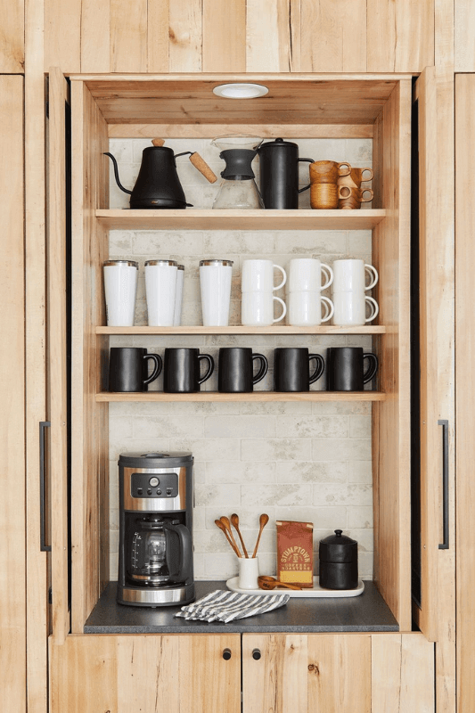 ruang teh, snek, dan kopi di kabinet 