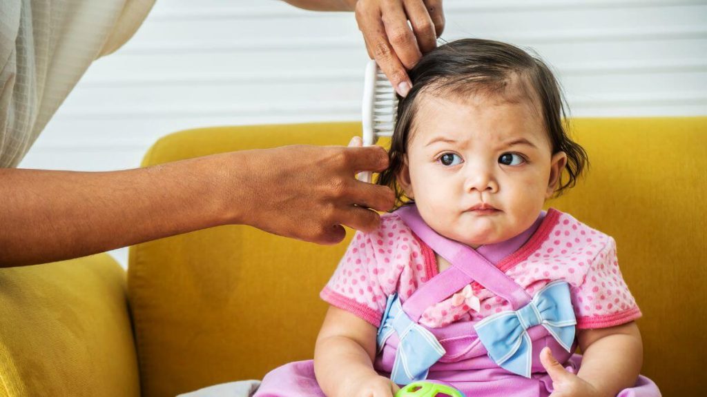 ayah menyikat rambut bayi sebagai cara melebatkan rambut bayi
