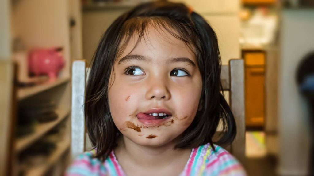 budak perempuan makan coklat