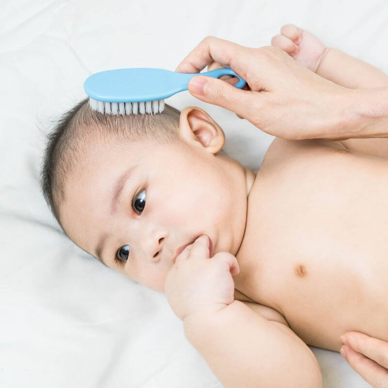 cara melebatkan rambut bayi dengan menyikat rambut
