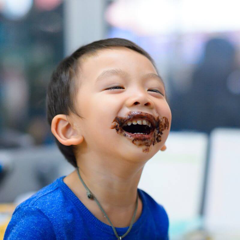 coklat penuh di mulut budak lelaki