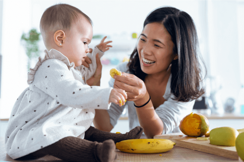 mak berbual dengan anak mengenai topik makanan