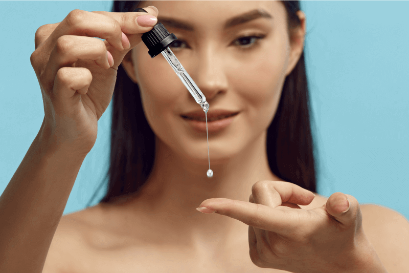 wanita menggunakan retinol