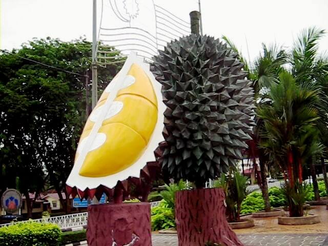 Tempat Menarik di Segamat, replika durian