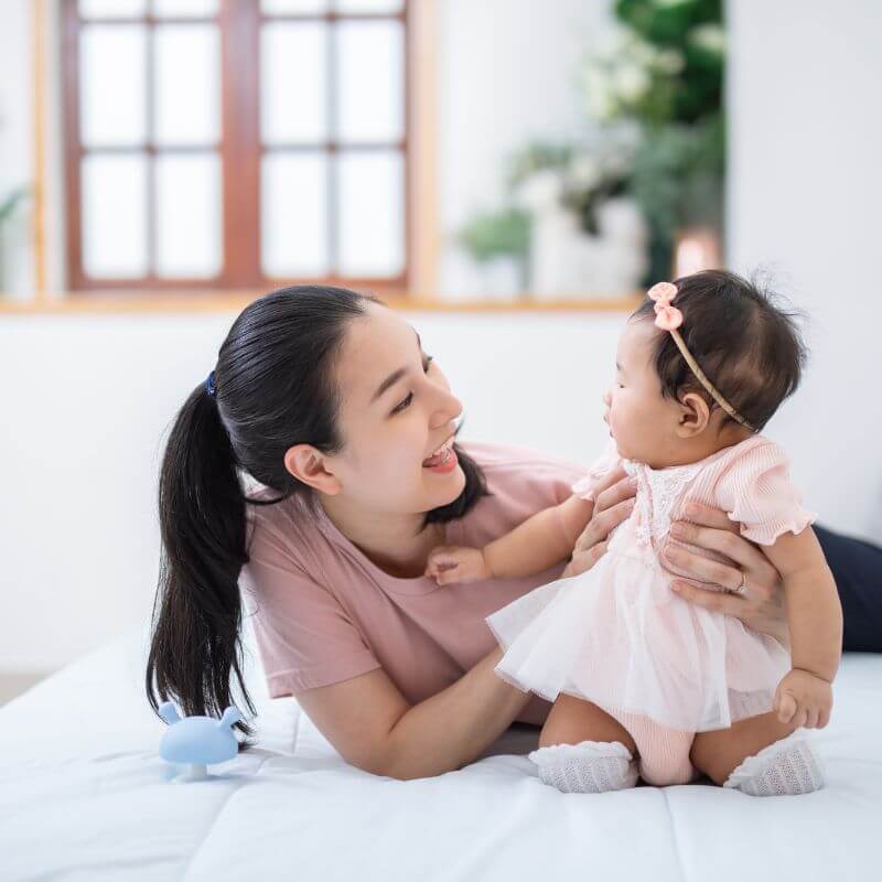 ibu dan anak gembira