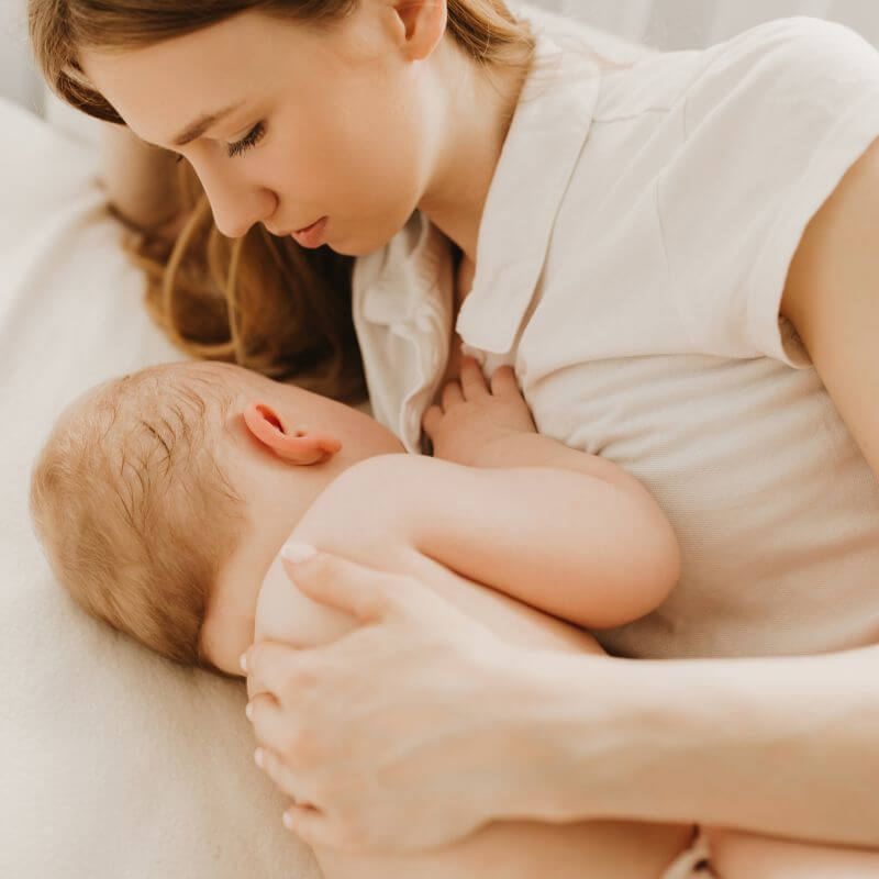 ibu menyusu bayi mengiring