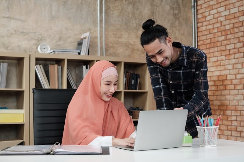 lelaki dan wanita sedang berbincang cara isi borang nikah