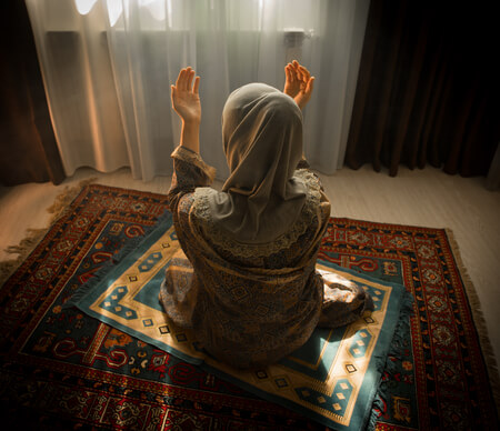 wanita membaca doa terjaga malam