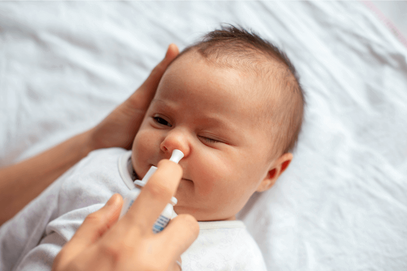 bayi diberikan nasal spray untuk merawat selesema bayi