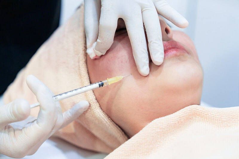 wanita dicucuk dermal fillers