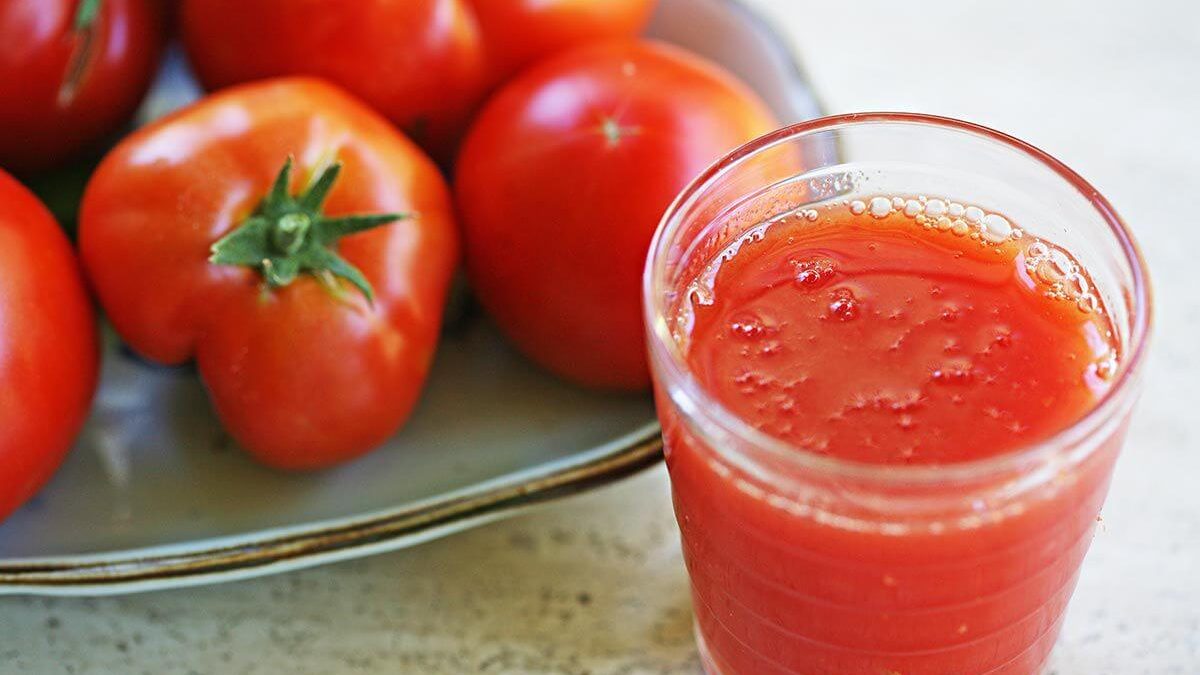 cara hilangkan bau badan dengan jus tomato