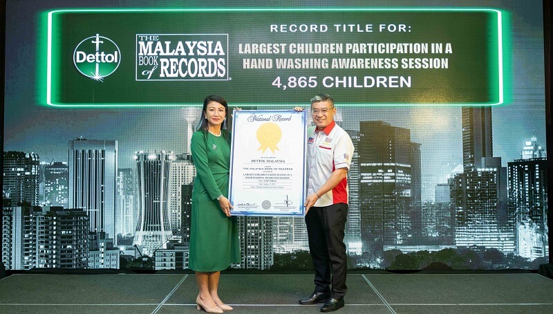 Tiffany Tang, Pengarah Pemasaran Kesihatan, Malaysia dan Singapura untuk Reckitt; Christopher Wong, Ketua Pegawai Operasi, Malaysia Book of Records.