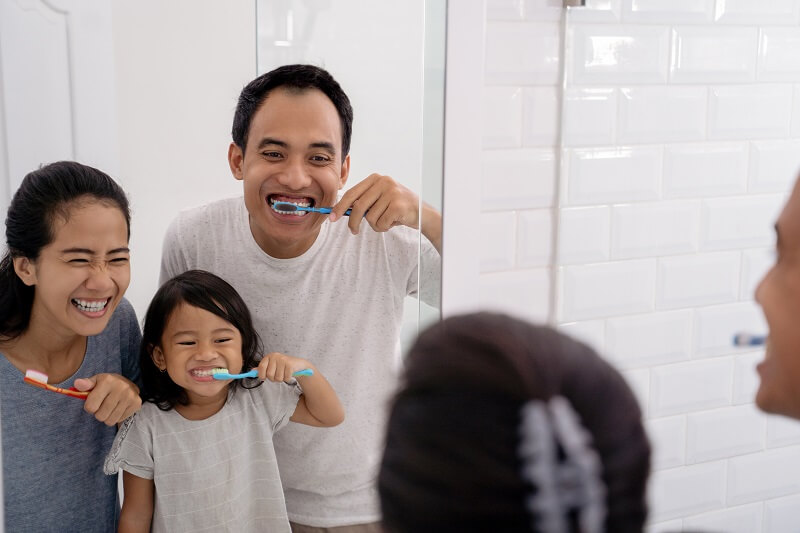 anak-anak berus gigi bersama mak ayah