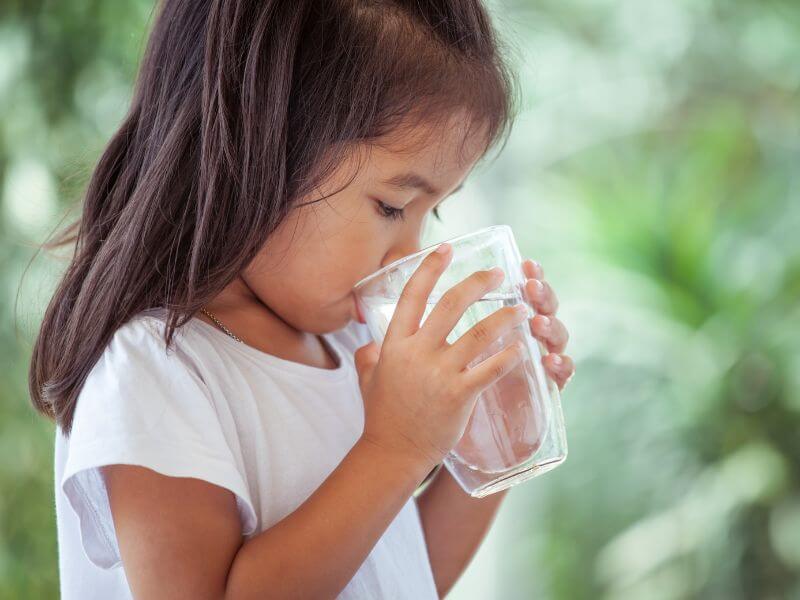 kanak-kanak minum air