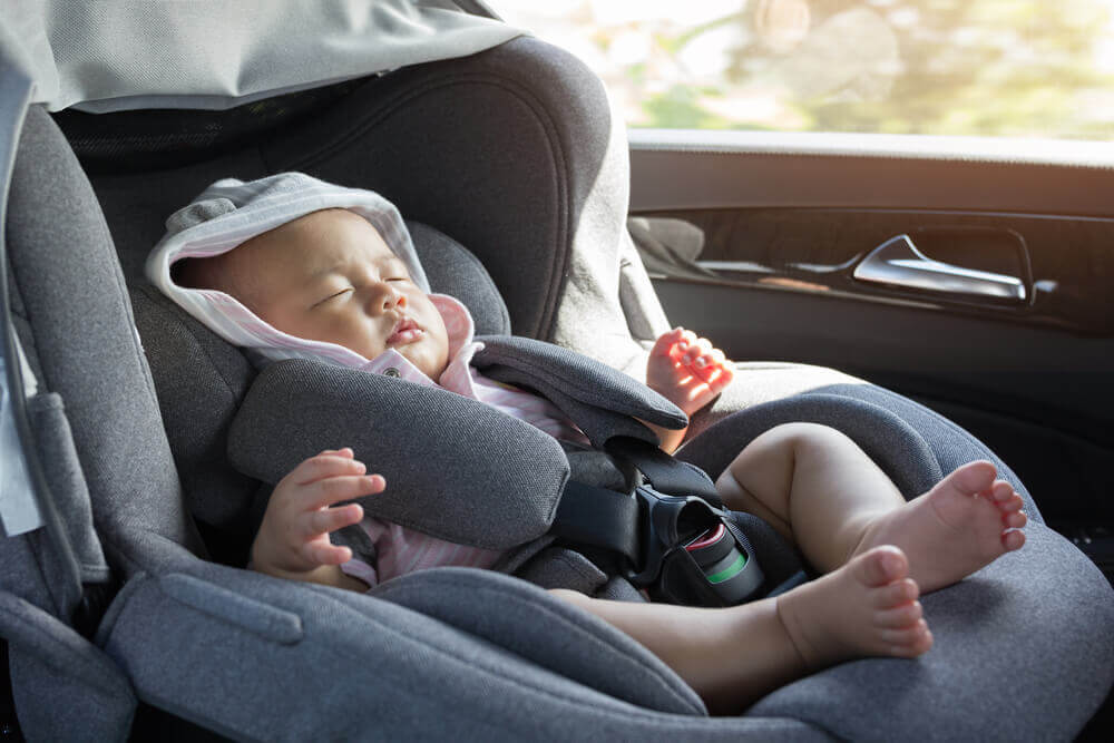 bayi dalam kerusi bayi di dalam kereta
