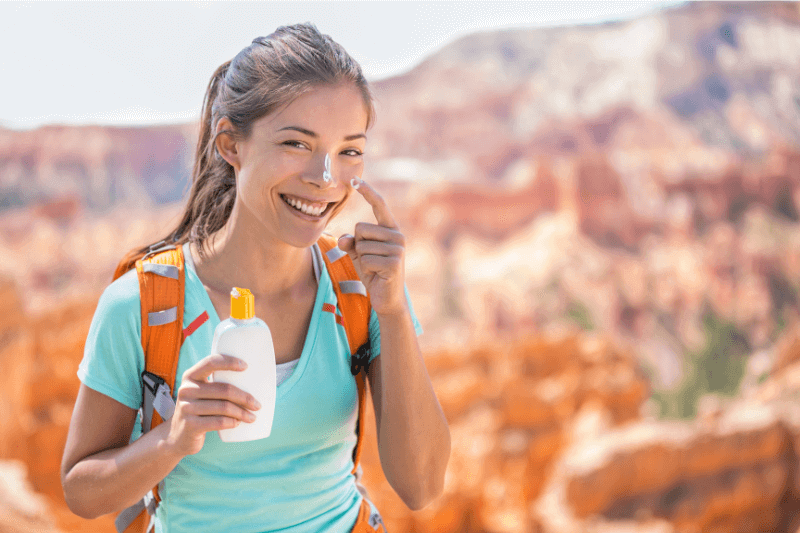 wanita menggunakan sunscreen untuk melindungi daripada sinaran UV