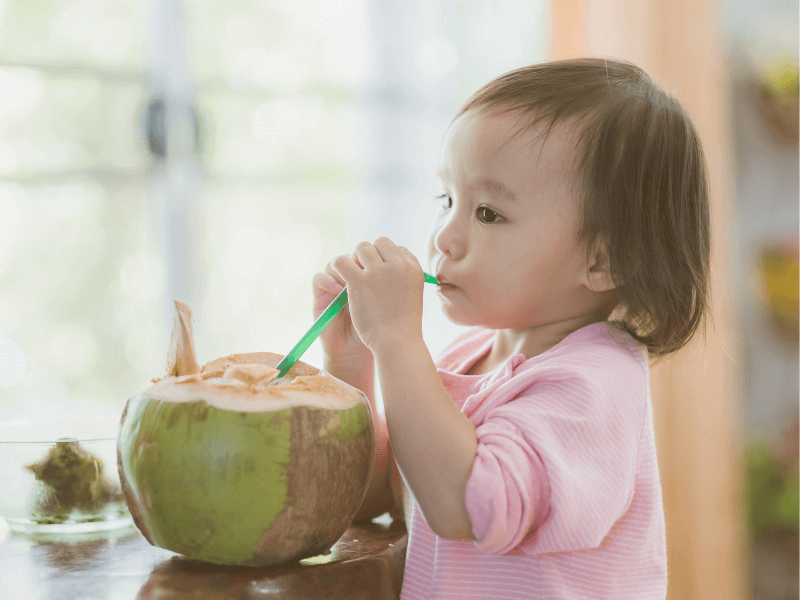 cara menurunkan panas badan bayi dengan berikan budak minum air kelapa
